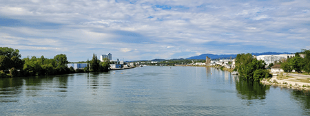 Blick von der Dreiländerbrücke in Richtung Basel
