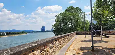 Blick vom Alten Zoll in Bonn über den Rhein zum Siebengebirge