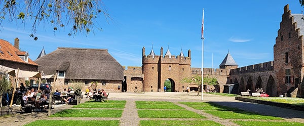 Burghof Burg Doornenburg