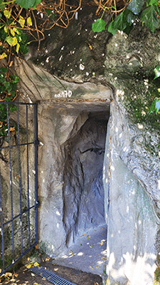 Eingang zur Drachenhöhle in der Nibelungenhalle
