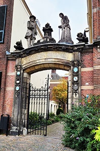 Eingangsportal von 1723, Hofje Bornhof in Zutphen