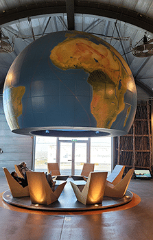 Informationsbereich mit Weltkugel im Info-Center Maasvlakte