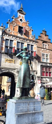 Statue Mariken auf dem Markt in Nimwegen