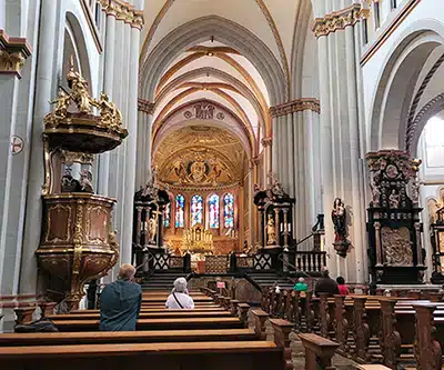 Innenraum mit dem Altar des Bonner Münsters