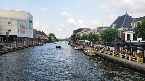 Oude Rijn / Alte Rhein mit dem Theater Castellum in Alphen aan den Rijn