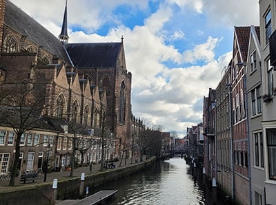 Oude Kerk mit Gracht in Dordrecht