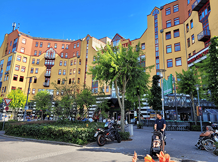 Rhein Center in Weil am Rhein mit dem Hotel Dreiländerbrücke