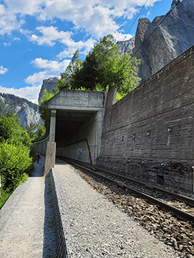 Tunnel Rhätische Bahn in der Rheinschlucht in Graubünden / Rhein in der Schweiz