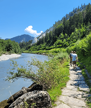 Wanderweg in der Rheinschlucht in Graubünden / Rhein in der Schweiz