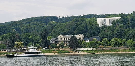 Arp Museum mit Rhein und Fähre
