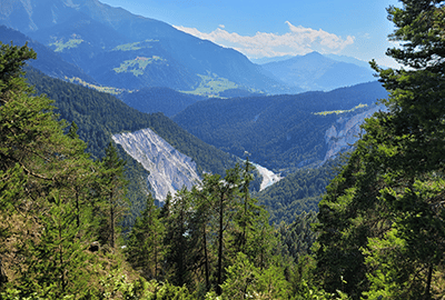 Blick zur Rheinschlucht in Graubünden / Rhein in der Schweiz