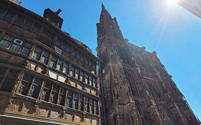 Kammerzellhaus mit Cathédrale Notre-Dame